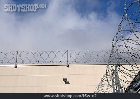 
                Absperrung, Gefängnismauer                   