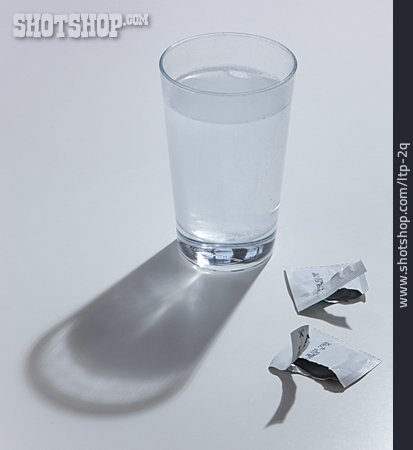 
                Wasserglas, Brausetablette, Auflösen                   