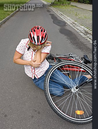 
                Schmerzen, Fahrradunfall, Fahrradfahrerin                   