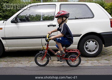 
                Junge, Kind, Fahrradfahren, Kinderfahrrad, Schutzhelm                   