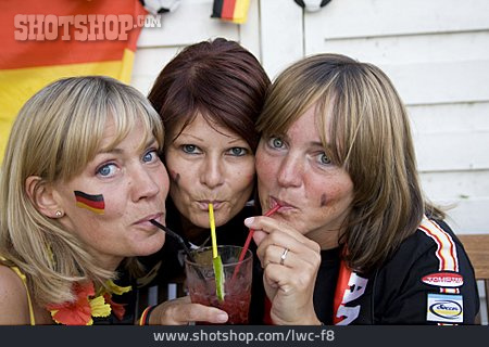 
                Zusammenhalt, Trinken, Fußballfan, Deutschlandfan                   