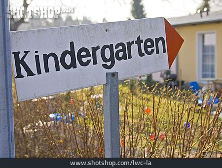 
                Richtung, Schild, Kindergarten                   