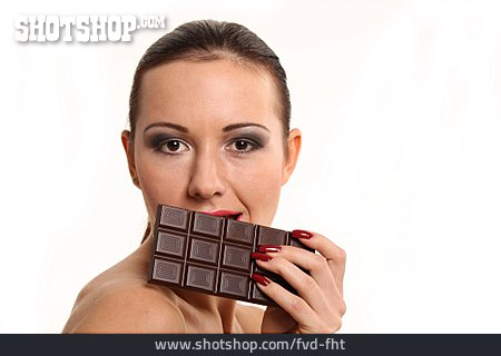 
                Junge Frau, Genuss & Konsum, Schokolade                   