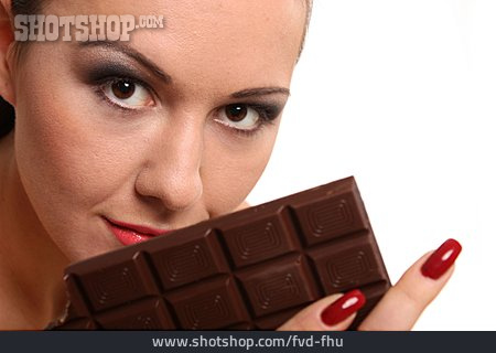 
                Junge Frau, Genuss & Konsum, Schokolade                   