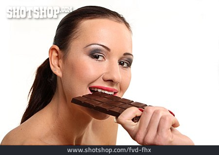 
                Junge Frau, Naschen, Schokolade, Abbeißen                   