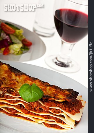
                Rotwein, Italienische Küche, Lasagne                   