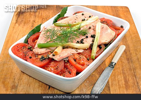 
                Forelle, Fischgericht, Tomatensalat                   