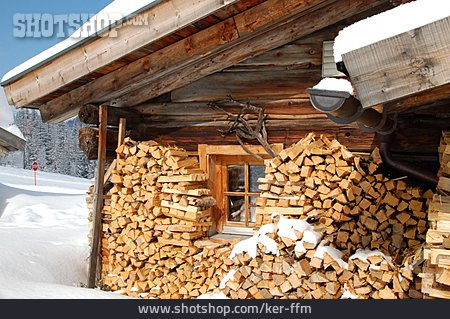 
                Holzstapel, Berghütte                   