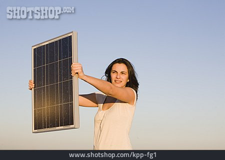 
                Frau, Sonnenlicht, Solarzelle, Photovoltaikanlage                   