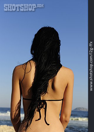 
                Junge Frau, Schwarze Haare, Lange Haare, Rücken                   