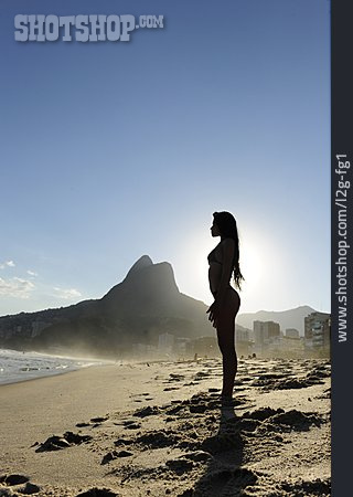 
                Junge Frau, Zuckerhut, Rio De Janeiro, Strandurlaub                   