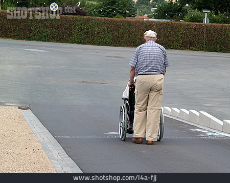 
                Senior, Pflege & Fürsorge, Schieben, Rollstuhlfahrerin                   