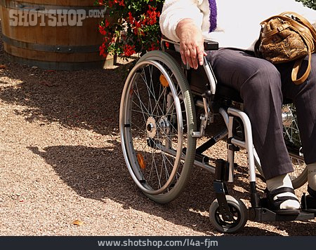 
                Rollstuhl, Rollstuhlfahrerin, Kiesboden                   