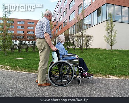 
                Senior, Pflege & Fürsorge, Schieben, Rollstuhlfahrerin                   