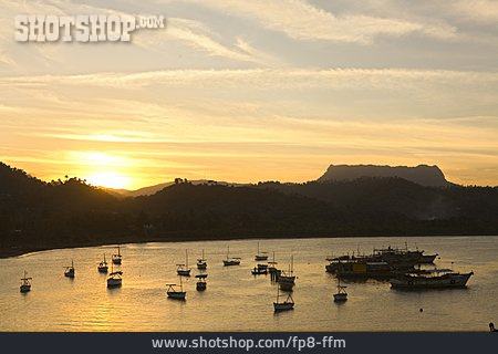 
                Sonnenuntergang, Fischerboot, Bucht                   
