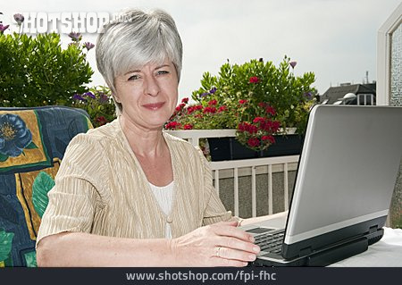 
                Frau, Laptop                   