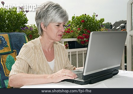 
                Frau, Laptop                   