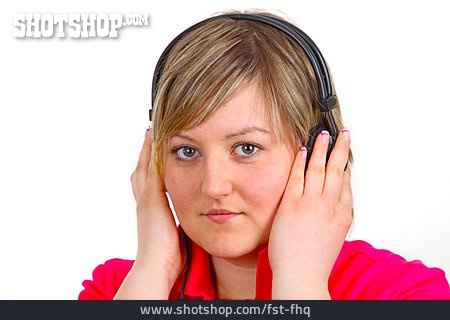 
                Junge Frau, Musikhören, Kopfhörer                   