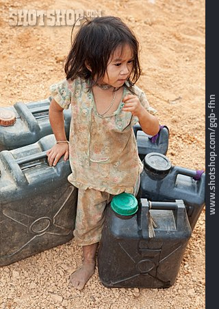 
                Mädchen, Armut, Kinderarbeit                   