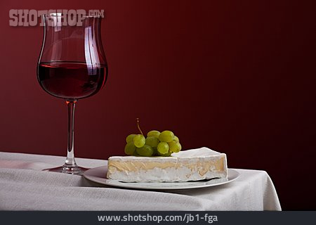 
                Rotwein, Käseteller                   