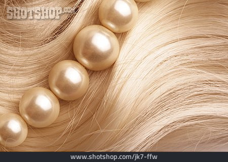
                Elegant, Blonde Haare, Perlenkette                   