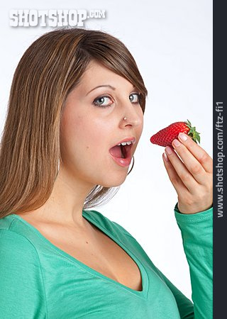 
                Junge Frau, Gesunde Ernährung, Erdbeere                   