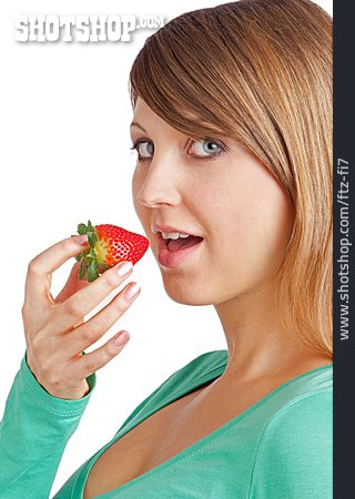 
                Junge Frau, Gesunde Ernährung, Erdbeere                   