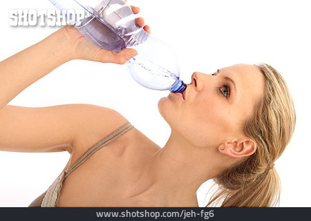 
                Junge Frau, Trinken, Durst                   