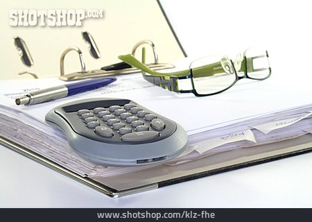 
                Taschenrechner, Brille, Aktenordner                   
