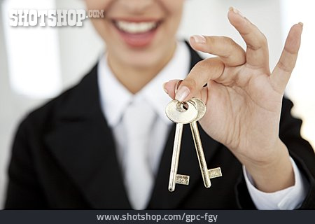 
                Schlüssel, Schlüsselbund, Schlüsselübergabe, Immobilienmaklerin, Maklerin                   