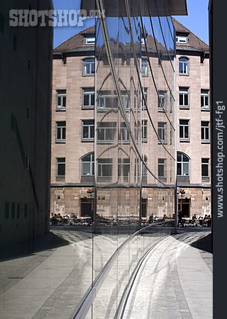 
                Spiegelung, Glasfassade, Nürnberg                   