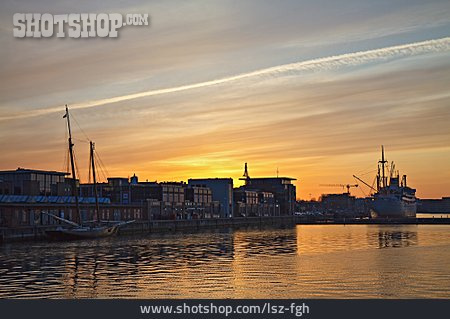 
                Abenddämmerung, Hafen, Rostock                   