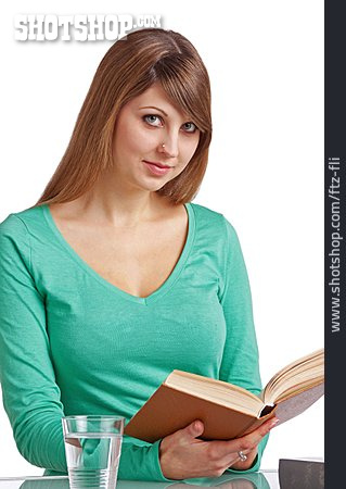
                Junge Frau, Bildung, Lesen                   