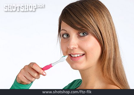 
                Junge Frau, Mundhygiene, Zahnreinigung                   