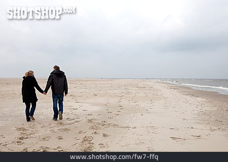 
                Paar, Strandspaziergang                   