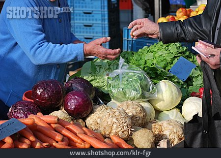 
                Bezahlen, Marktstand, Gemüsekauf                   