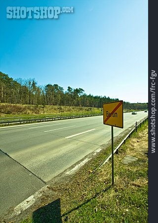 
                Autobahn, Berlin, Ortsausgangsschild                   