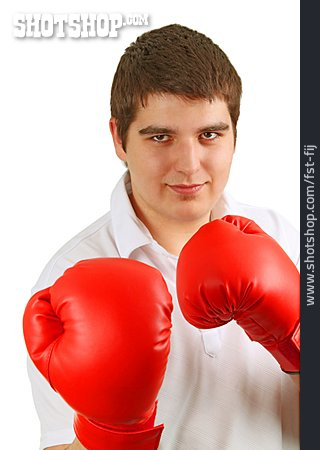 
                Junger Mann, Boxen, Boxhandschuhe                   