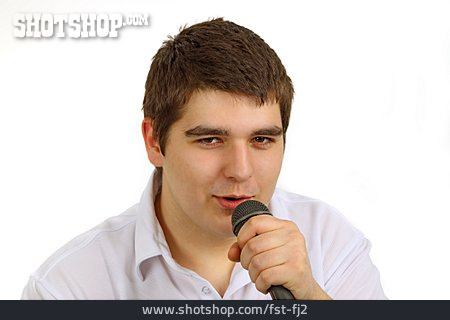 
                Junger Mann, Mikrofon, Singen                   