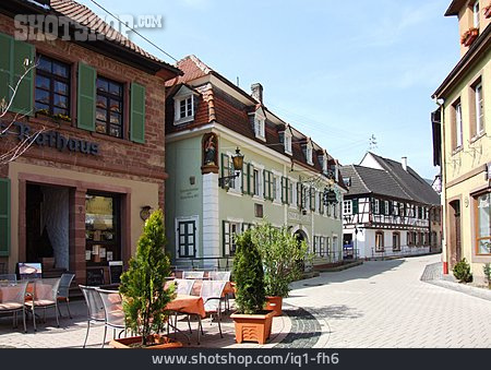 
                Straßencafé, Sankt Martin, Winzerdorf                   