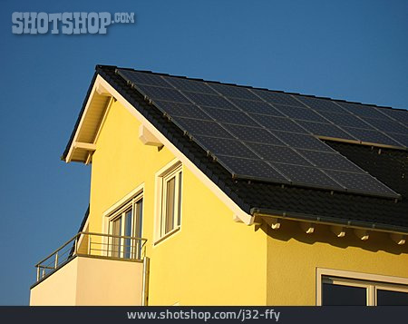 
                Wohnhaus, Hausdach, Photovoltaik                   