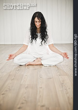 
                Junge Frau, Yoga, Meditieren                   