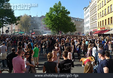 
                Berlin, Straßenfest, 1. Mai                   