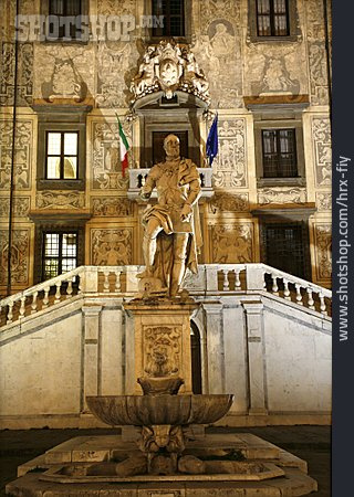 
                Statue, Cosimo Medici                   