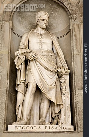 
                Statue, Niccola Pisano                   
