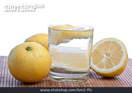 
                Erfrischung, Wasserglas, Zitrone                   