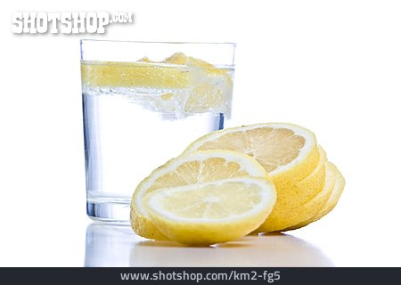 
                Erfrischung, Wasserglas, Zitronenscheibe                   