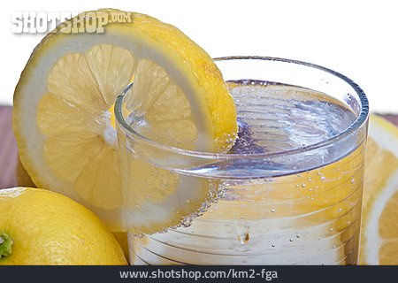 
                Erfrischung, Wasserglas, Zitronenscheibe                   