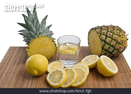 
                Wasserglas, Ananas, Zitrone                   