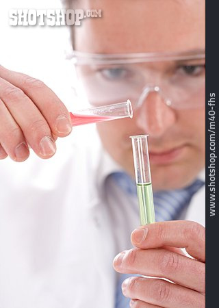 
                Wissenschaftler, Chemikalie, Reagenzglas, Schütten                   